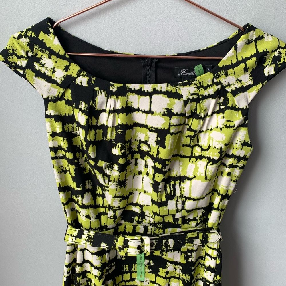 Beautiful Roulette Dress w/ belt